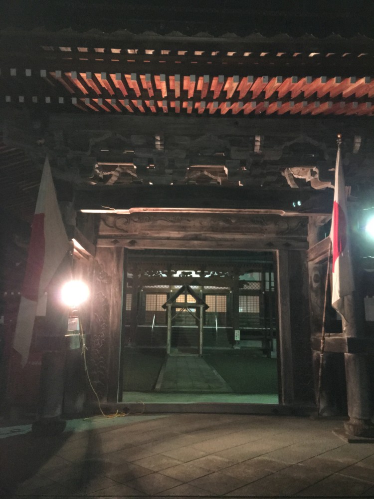 元旦、門より本堂をのぞむ。