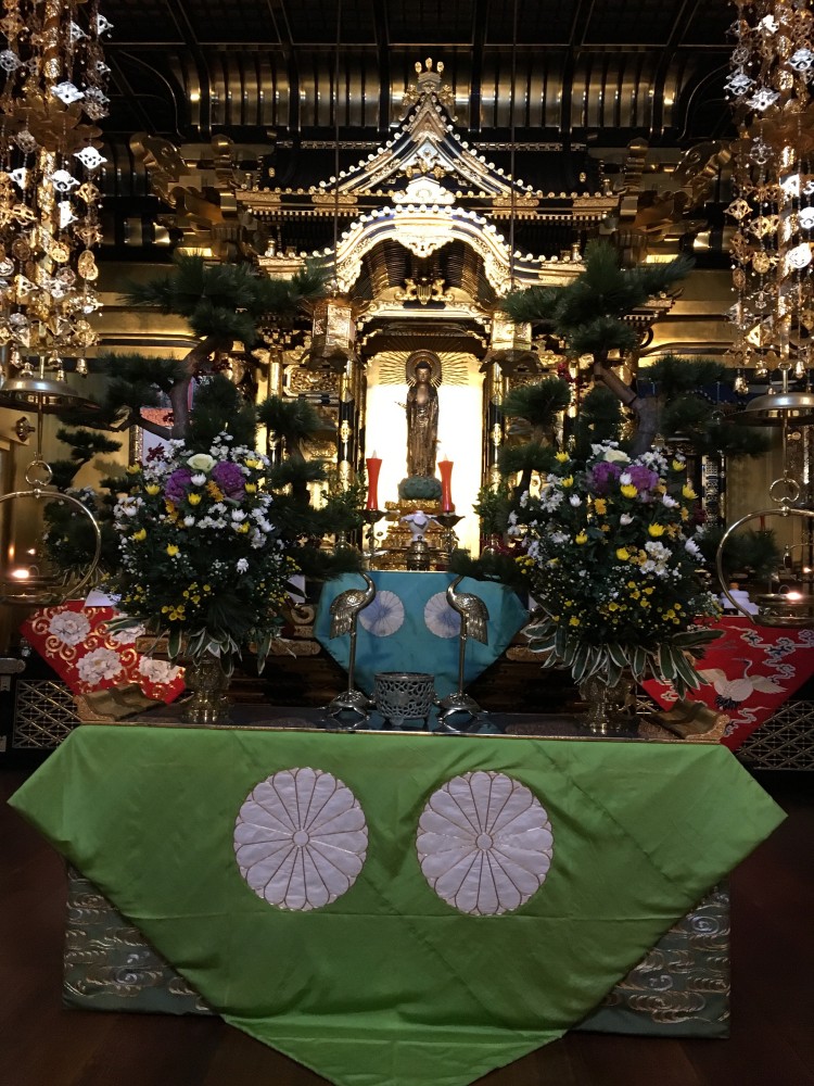 阿弥陀様の御前におとそや鏡餅をお飾りしています。