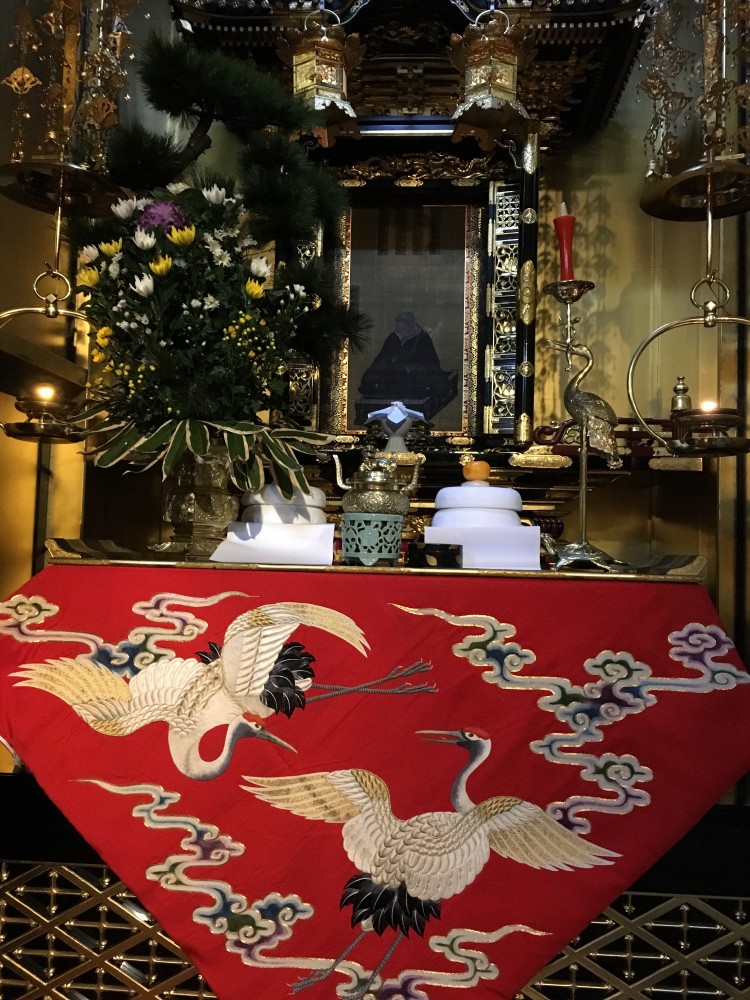親鸞様の御前にもおとそや鏡餅をお飾りしています。
