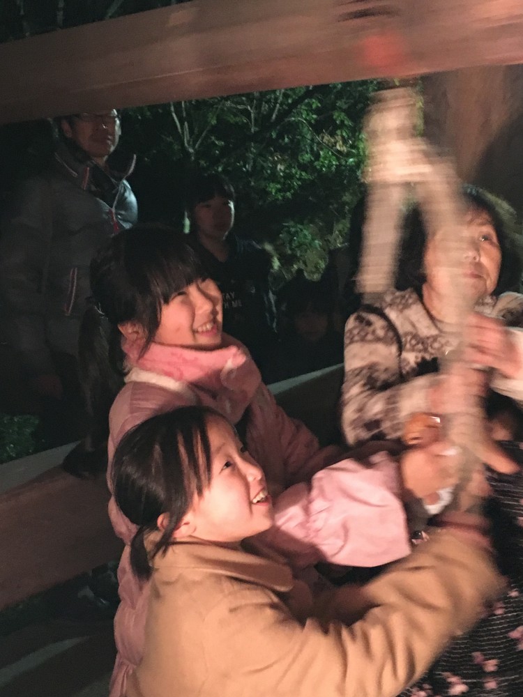 除夜の鐘では子どもから大人まで楽しんで鐘を鳴らします。
