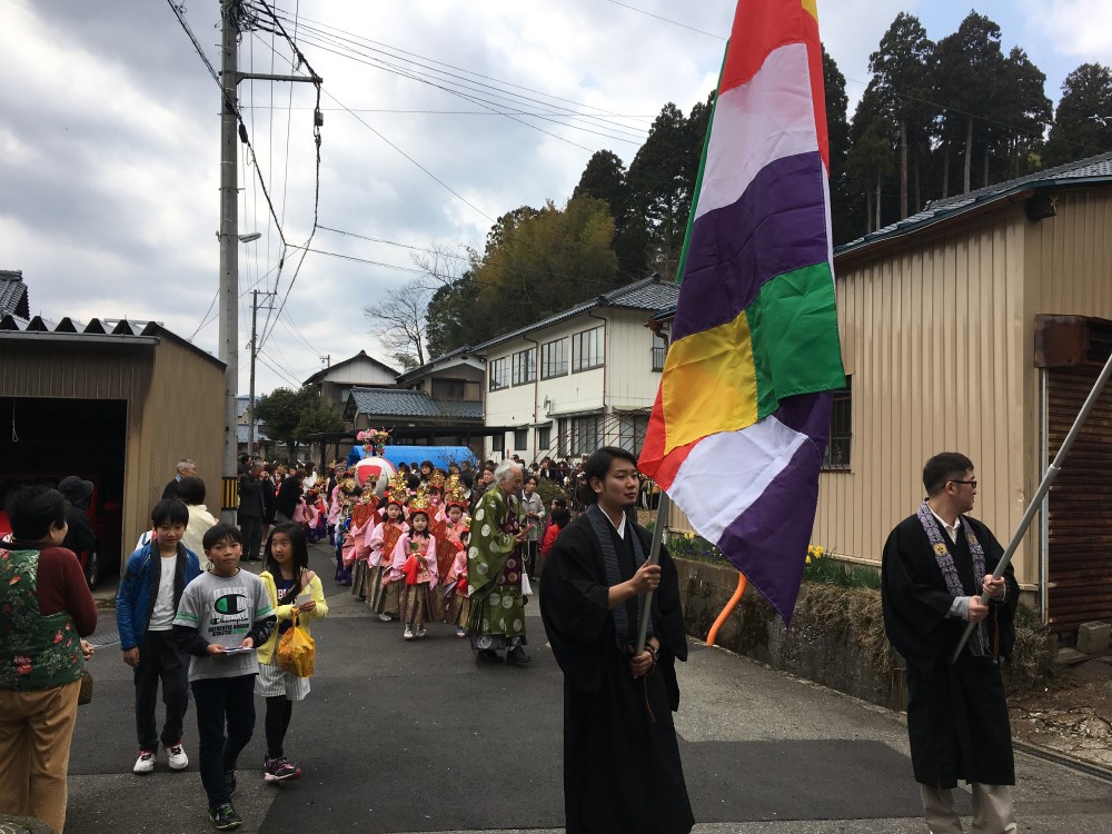 杉谷公民館から廣善寺本堂まで白象が行進。