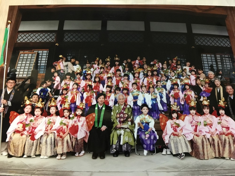 花まつりの記念写真です。