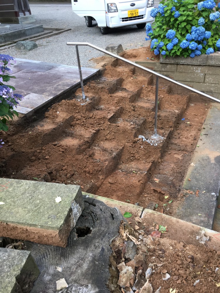 山門前の石段、経年劣化してました。