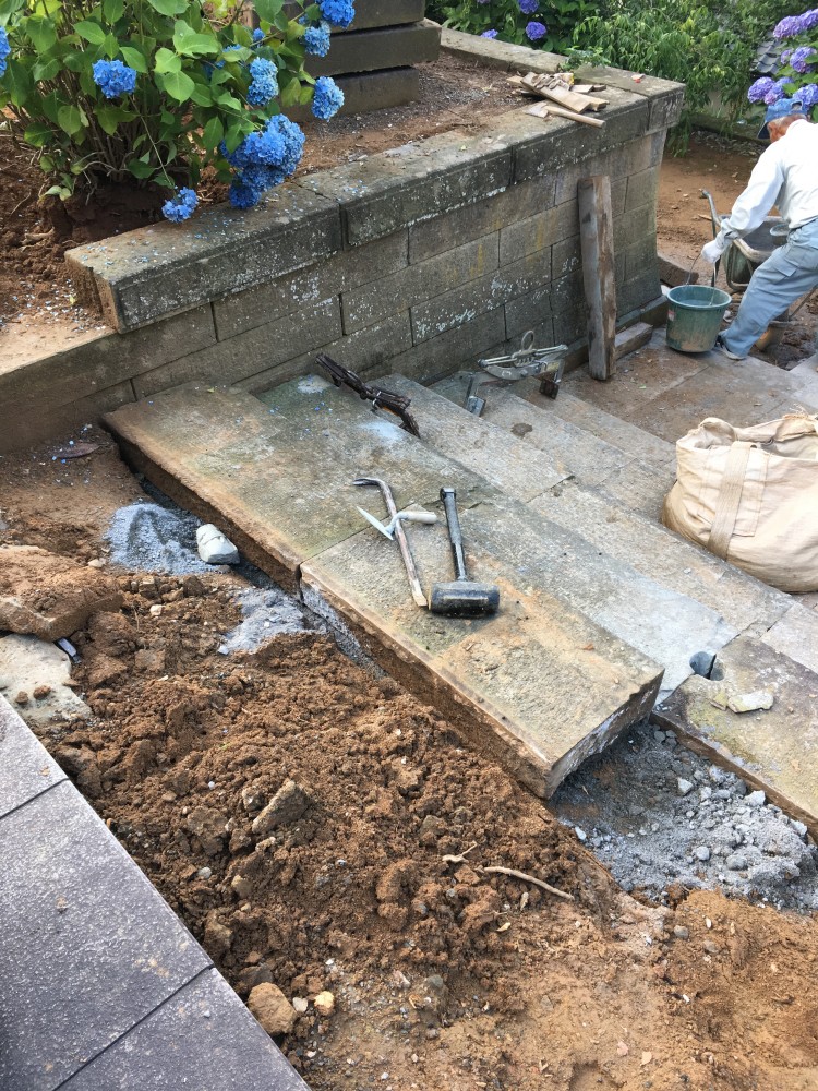 泥をセメントで整形し元の位置にしっかり固定。