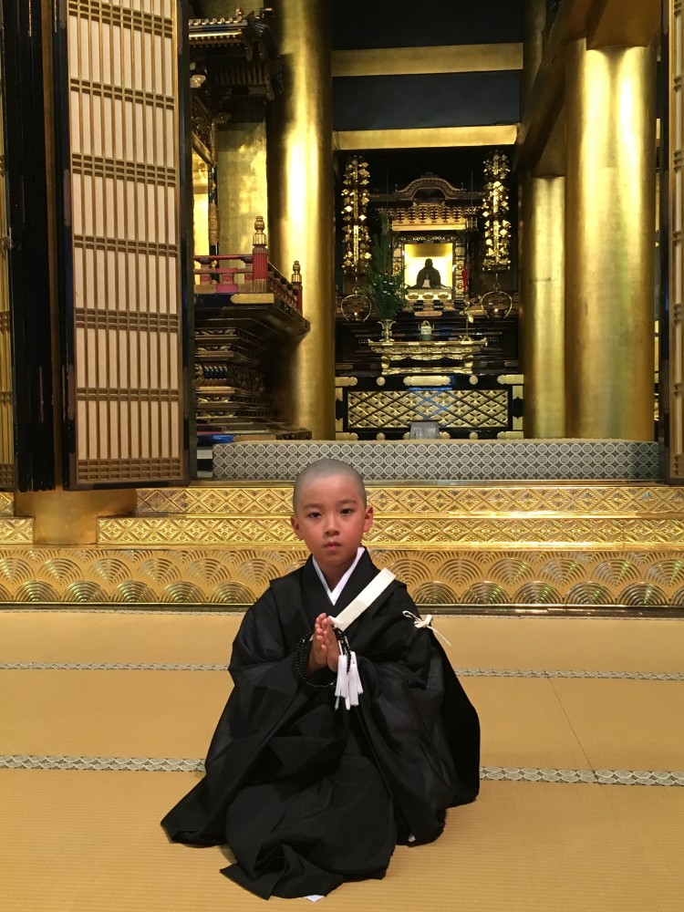 得度式の後に御真影さまの前で合掌。