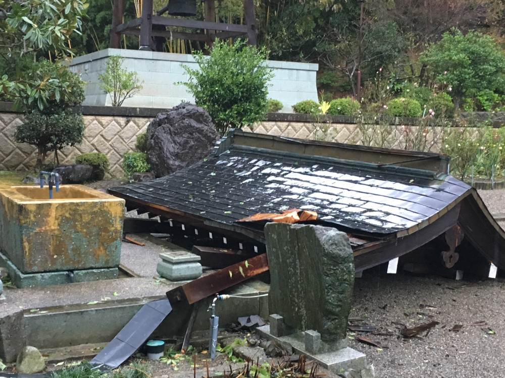 台風21号はひどいものでした。水屋の屋根がこの有様。