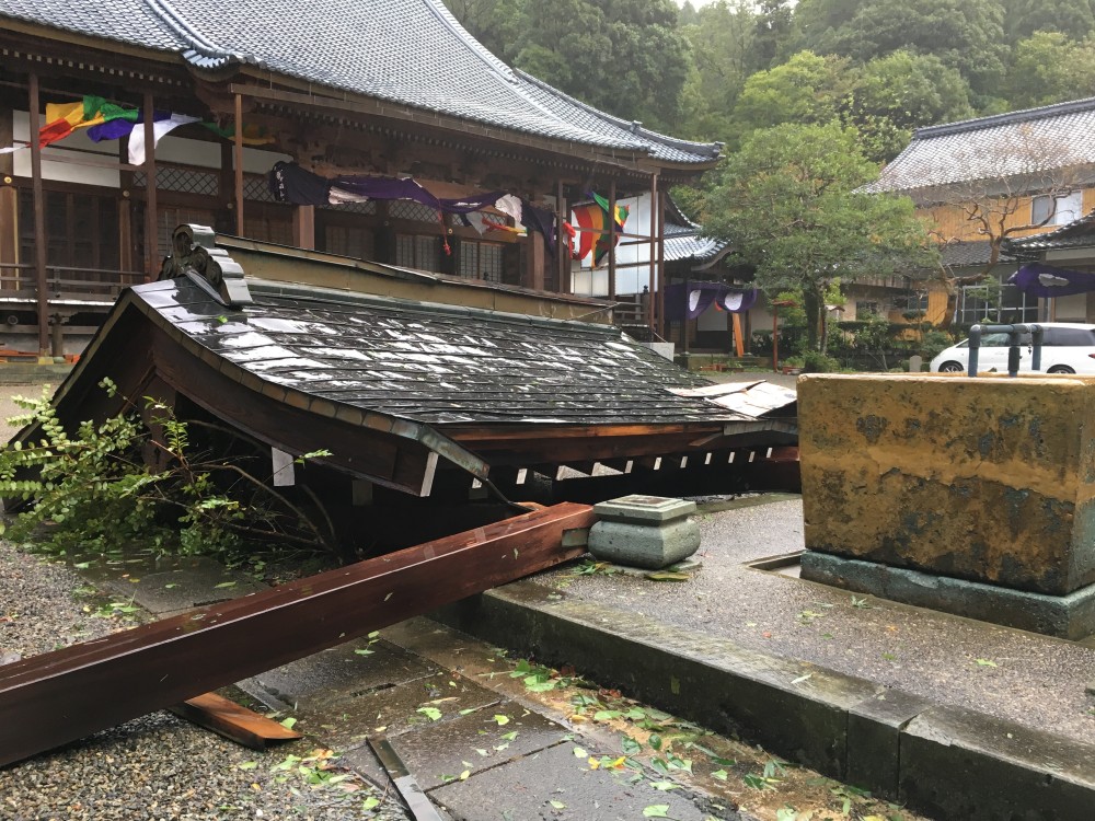 22日夜にはずそうかと試みた本堂の五色幕でしたが危険で外せず。この有様です。