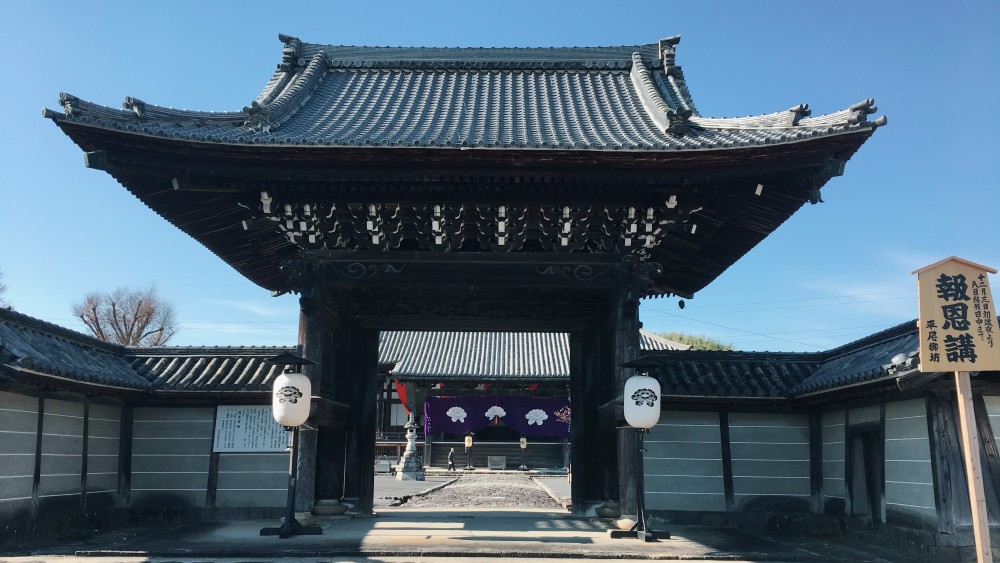 住職の実家平尾御坊願證寺の報恩講に参勤しました。